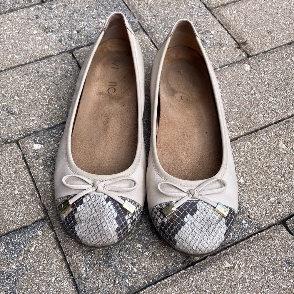 Cream colored Vionic ballet flats size 6